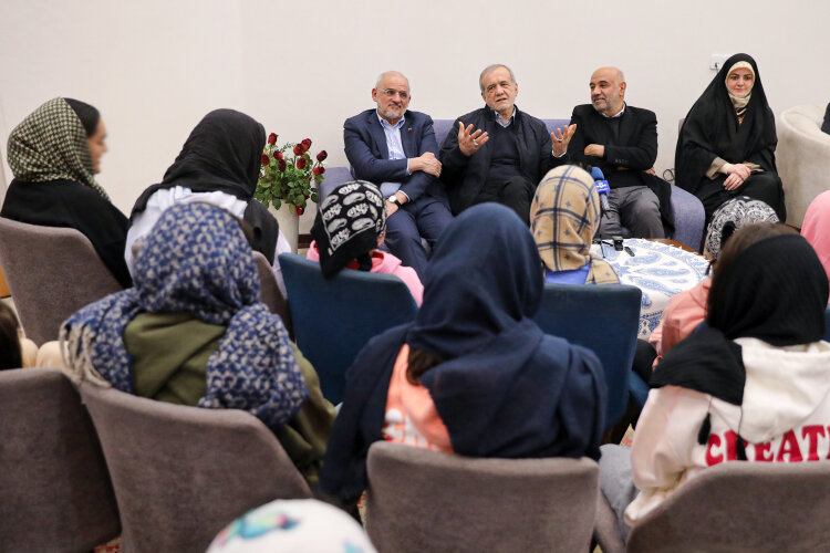 پدرانه رئیس جمهور برای "دختران ایران"