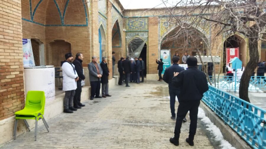 میز خدمت بهزیستی در مسجد جامع سنندج برگزار شد
