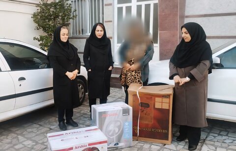 آمل| ۵ سری کمک جهیزیه با مشارکت خیرین به جامعه هدف بهزیستی آمل اهدا شد