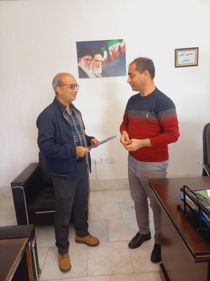 اهدا لوح سپاس و تعیین رابط افتخاری جلب و جذب مشارکت‌های مردمی در اداره بهزیستی شهرستان طبس