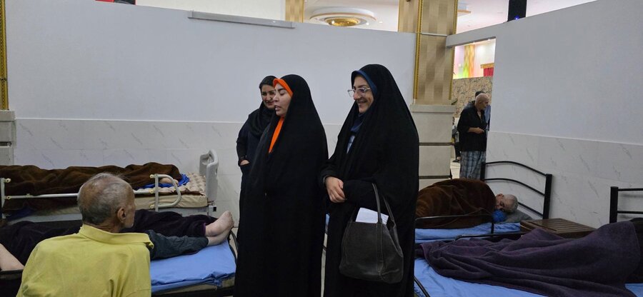 شهر قدس | دیدار رئیس بهزیستی شهرستان با سالمندان آقا در آستانه روز پدر