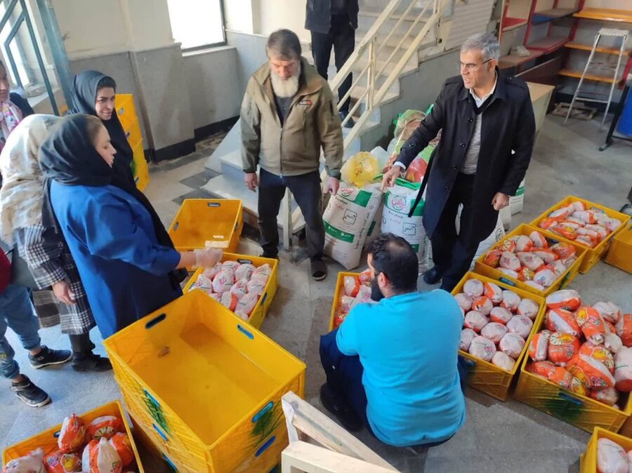 قرچک l  توزیع یک تُن گوشت مرغ میان خانواده‌های نیازمند