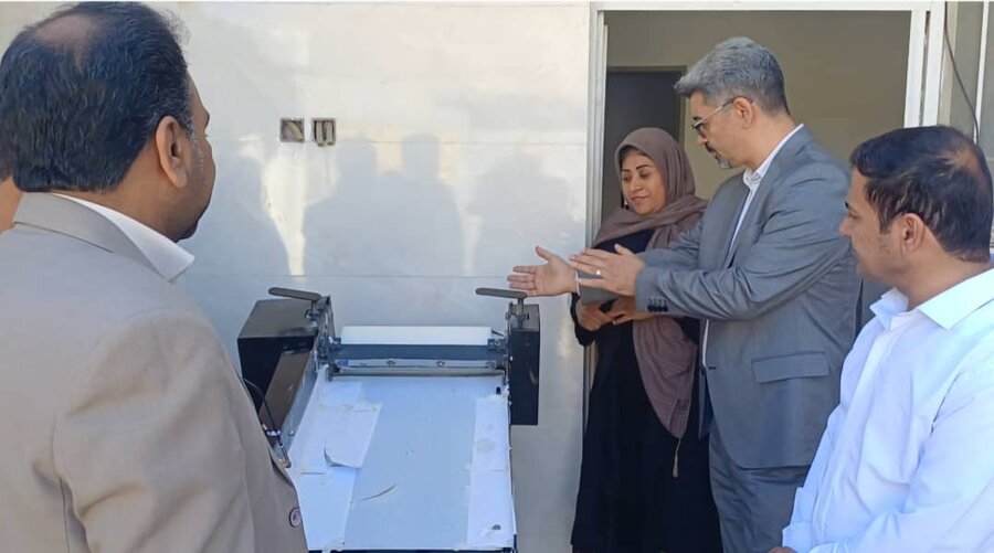 بازدید مسئولان بهزیستی هرمزگان از منزل یک زن سرپرست خانوار موفق در حاجی‌آباد