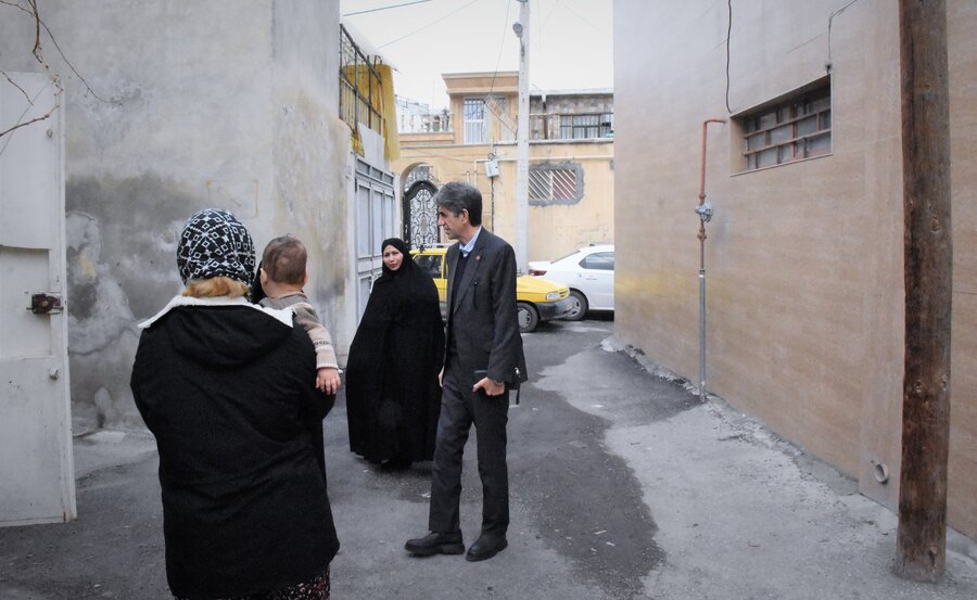 بازدید مدیرکل بهزیستی از منزل مددجویان