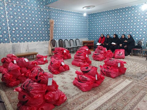 بهزیستی با همراهی خیرین۶۵۰  البسه در بین کودکان نیازمند توزیع کرد