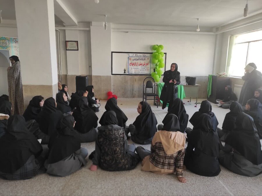 کارگاه آموزشی «پیش از ازدواج» در مدرسه فاطمه‌الزهرا(س) کبودرآهنگ برگزار شد