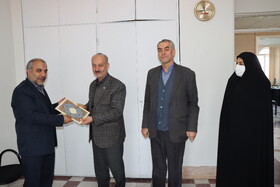 همزمان با سالروز ولادت با سعادت حضرت عباس(ع) و بزرگداشت روز جانباز، مدیر کل بهزیستی استان از همکاران جانباز تقدیر نمود