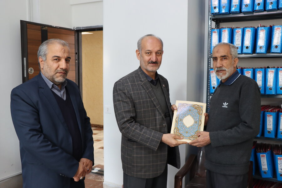 همزمان با سالروز ولادت با سعادت حضرت عباس(ع) و بزرگداشت روز جانباز، مدیر کل بهزیستی استان از همکاران جانباز تقدیر نمود