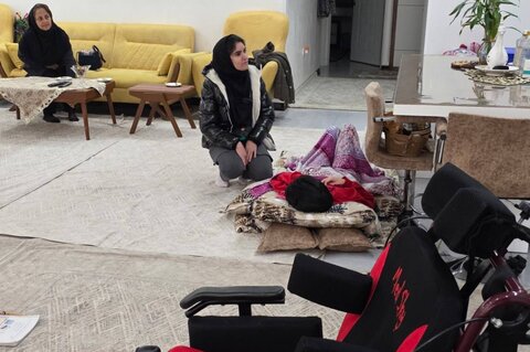 شهر قدس | بازدید مسئول توانبخشی، مدیر مرکز مثبت زندگی ۱۴۷۶۵ و مددکار اجتماعی از منزل یک مددجو