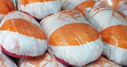 خیر میاندوآبی ۴۰ عدد مرغ گرم به بهزیستی میاندوآب اهدا کرد