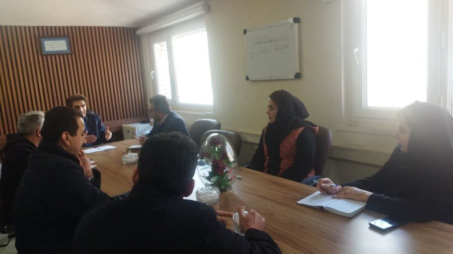 جلسه هماهنگی و برنامه‌ریزی طرح‌های قابل افتتاح دهه فجر در بهزیستی سنندج برگزار شد 