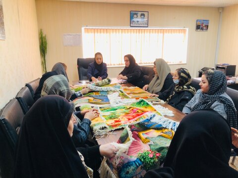 رضوانشهر /برگزاری جلسه بررسی وضعیت اعضاء گروه همیار فرش در اداره بهزیستی