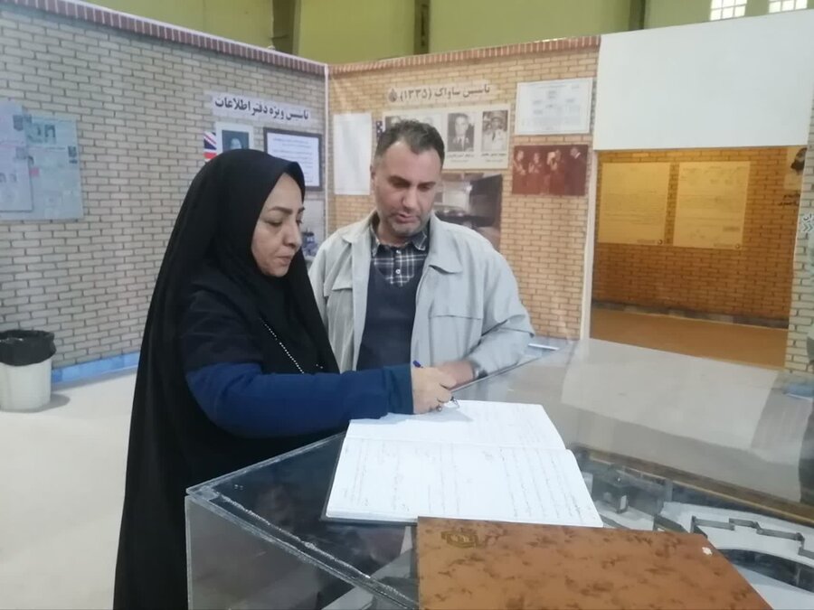 قدسیه آب‌شناس مدیرکل بهزیستی استان به همراه معاونین و جمعی از کارکنان، از نمایشگاه موزه عبرت بازدید کردند