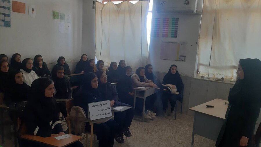 زرین دشت|برگزاری دوره آموزش مهارت‌های زندگی ویژه دانش‌آموزان دختر در روستاهای گلکویه و دره شور