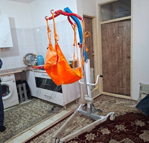 پردیس | اهدا یک دستگاه بالابر مخصوص بیماران ضایعه نخاعی توسط خیر نیک نام به مددجوی تحت پوشش اداره بهزیستی