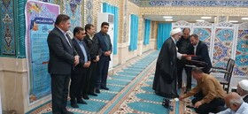 تقدیر از "اصغر پناهی"  ورزشکار دارای معلولیت دره شهر در نماز جمعه