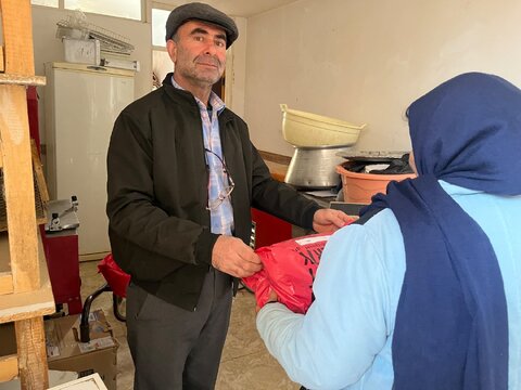 پیشوا | توزیع ۴۰۰ عدد کفش و کاپشن بین مددجویان با همکاری خیریه پیش‌گامان