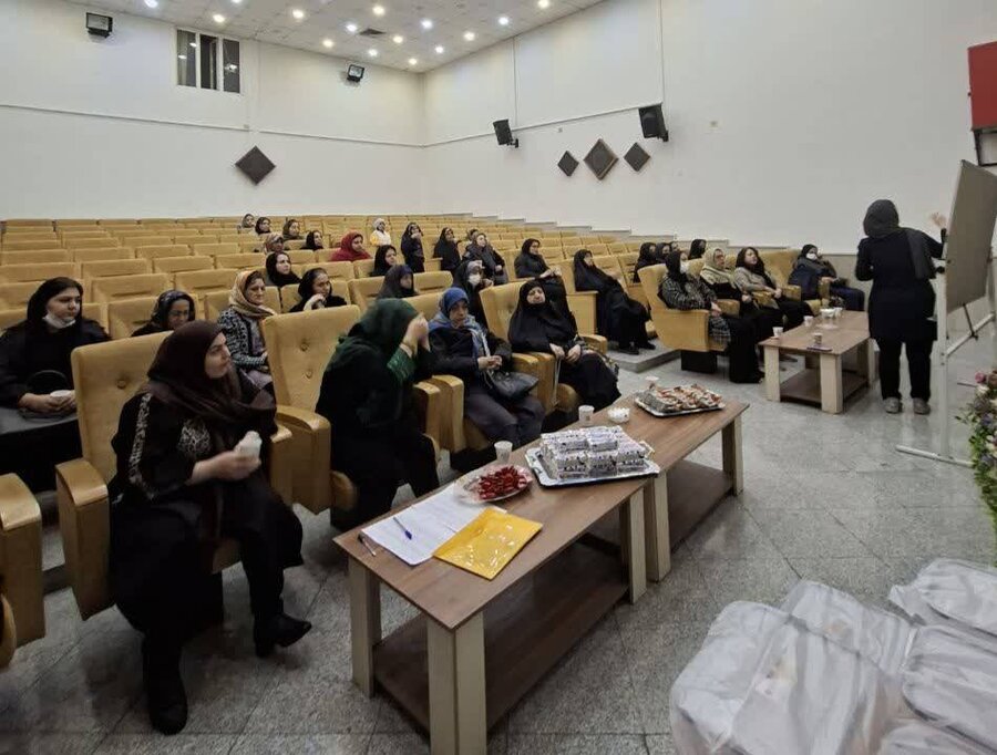 شهرری | برگزاری جلسه آگاه‌سازی زنان سرپرست خانوار در بهزیستی شهرستان ری