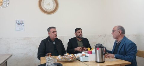 رباط کریم | دیدار صمیمانه مسئولین در سرای محله سفیدار با موضوع «پویش سلام»