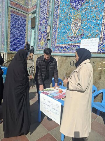 قرچک | برپایی میز خدمت بهزیستی در مصلای نماز جمعه با هدف معرفی پویش «سلام محله»