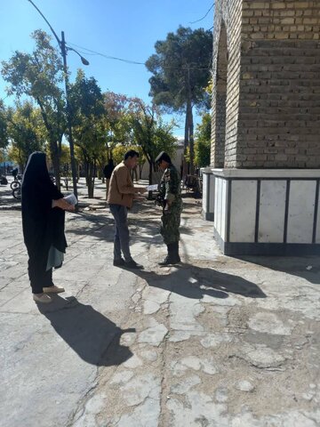 فیروزآباد |توزیع بروشور پویش سلامت اجتماعی محله محور در محل مصلی نماز جمعه فیروزآباد