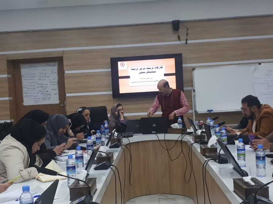 برگزاری کارگاه تربیت مربی و تسهیلگر ارتقای گروههای همیار محلی در استان