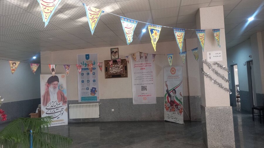 فیروزکوه | به مناسبت آغاز دهه فجر؛ اداره بهزیستی با آذین‌بندی به استقبال جشن‌های انقلاب رفت