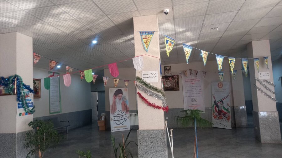 فیروزکوه | به مناسبت آغاز دهه فجر؛ اداره بهزیستی با آذین‌بندی به استقبال جشن‌های انقلاب رفت