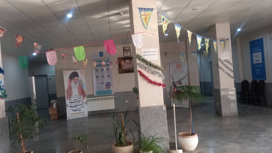 فیروزکوه | به مناسبت آغاز دهه فجر؛ اداره بهزیستی با آذین‌بندی به استقبال جشن‌های انقلاب رفت