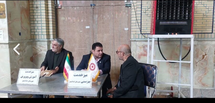 اسلامشهر| حضور رئیس اداره بهزیستی در میز خدمت مسجد جامع واوان