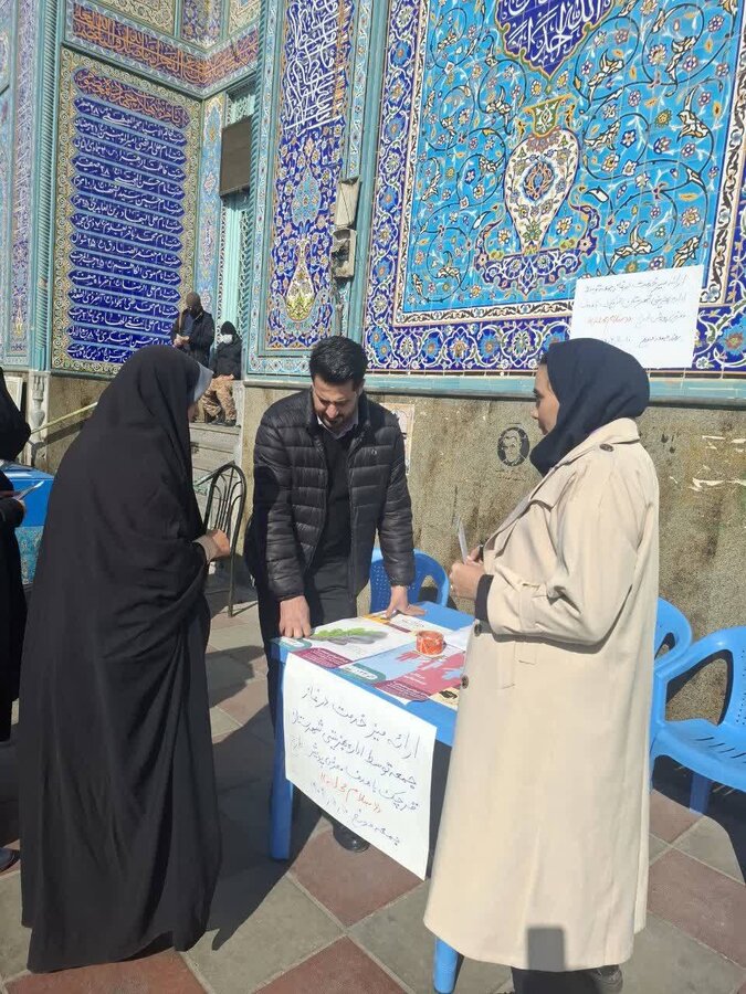 قرچک | برپایی میز خدمت بهزیستی در مصلای نماز جمعه با هدف معرفی پویش «سلام محله»