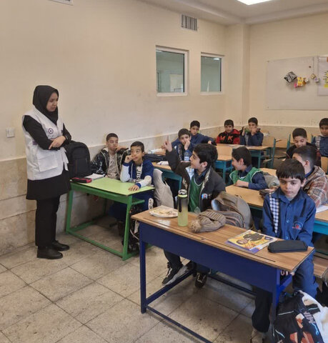 ساوجبلاغ | حضور کارشناسان اورژانس اجتماعی در مدرسه شهید نورعلی بابایی با هدف آگاه‌سازی دانش‌آموزان مناطق کم‌برخوردار