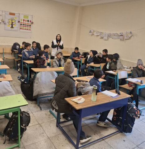 ساوجبلاغ | حضور کارشناسان اورژانس اجتماعی در مدرسه شهید نورعلی بابایی با هدف آگاه‌سازی دانش‌آموزان مناطق کم‌برخوردار