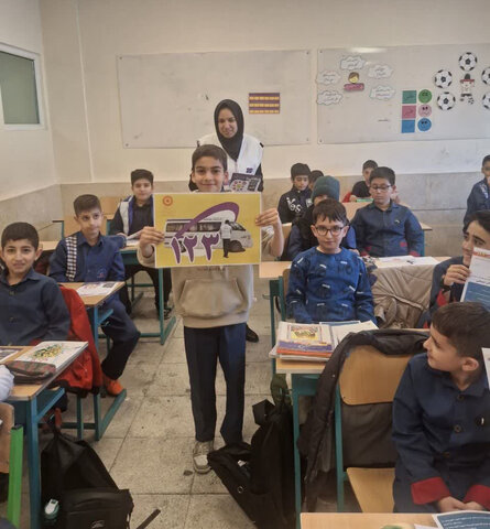 ساوجبلاغ | حضور کارشناسان اورژانس اجتماعی در مدرسه شهید نورعلی بابایی با هدف آگاه‌سازی دانش‌آموزان مناطق کم‌برخوردار