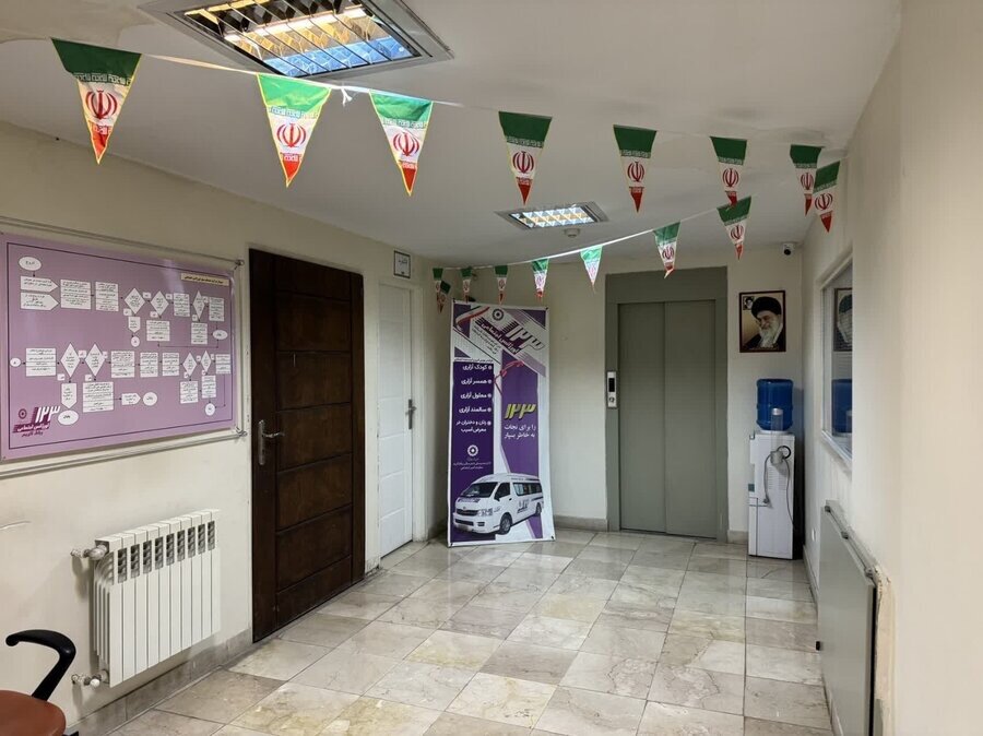 رباط کریم| آذین بندی اداره بهزیستی و اورژانس اجتماعی به مناسبت دهه فجر انقلاب اسلامی