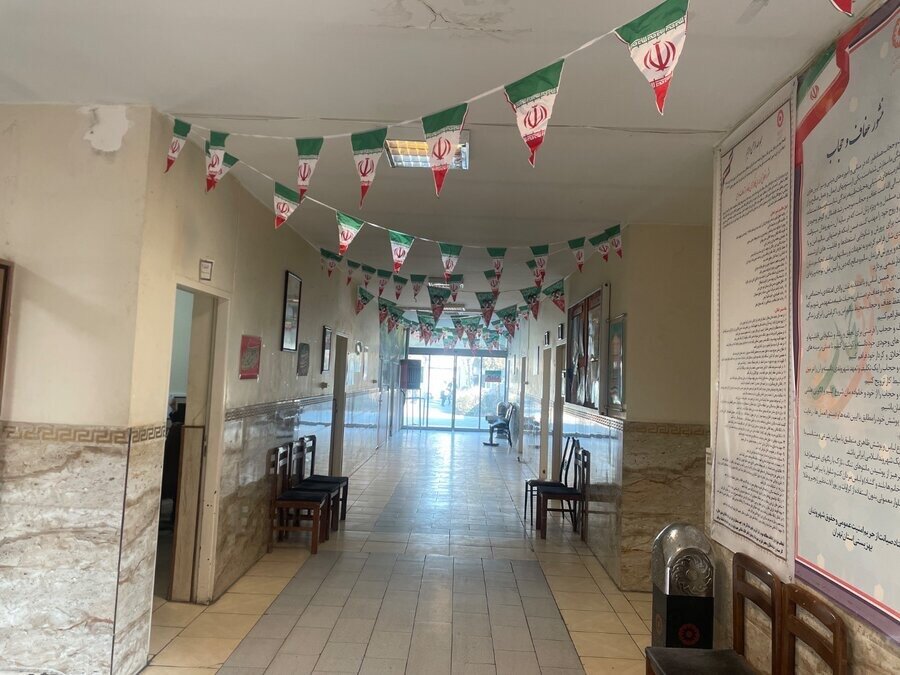 رباط کریم| آذین بندی اداره بهزیستی و اورژانس اجتماعی به مناسبت دهه فجر انقلاب اسلامی