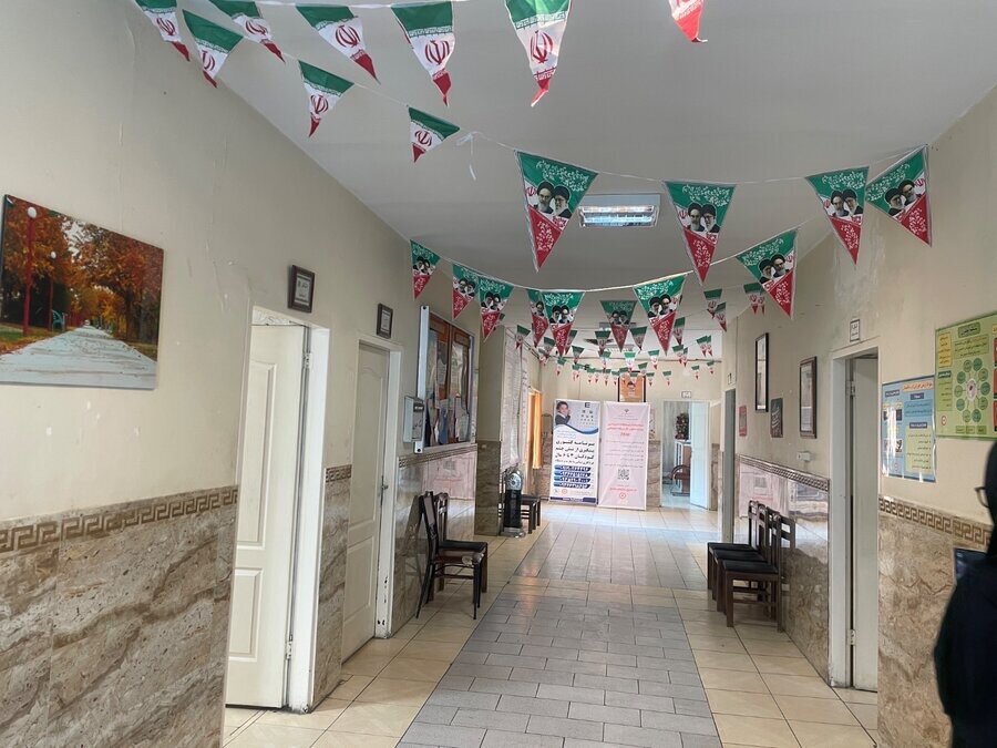 رباط کریم| آذین بندی اداره بهزیستی و اورژانس اجتماعی به مناسبت دهه فجر انقلاب اسلامی