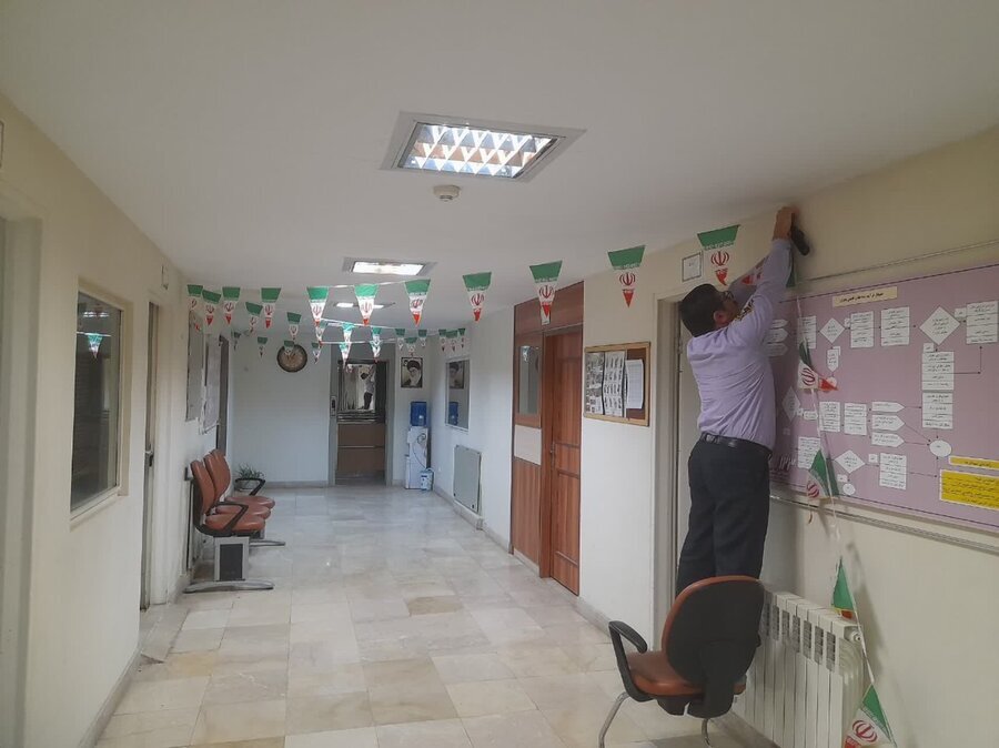 رباط کریم| آذین بندی اداره بهزیستی و اورژانس اجتماعی به مناسبت دهه فجر انقلاب اسلامی