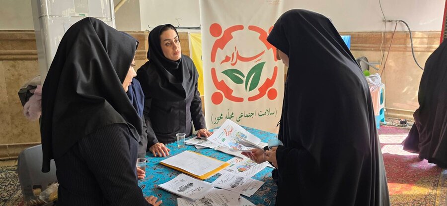 شهر قدس | برپایی میز خدمت بهزیستی شهرستان در نماز جمعه و معرفی پویش «سلام محله»