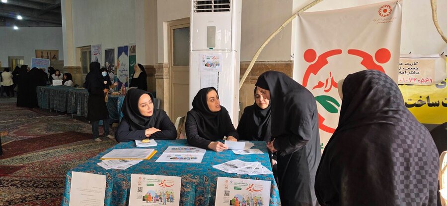 شهر قدس | برپایی میز خدمت بهزیستی شهرستان در نماز جمعه و معرفی پویش «سلام محله»