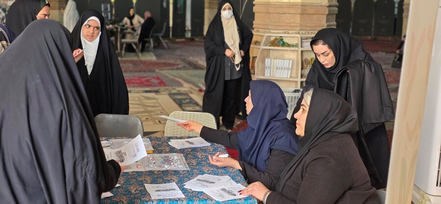 شهر قدس | برپایی میز خدمت بهزیستی شهرستان در نماز جمعه و معرفی پویش «سلام محله»