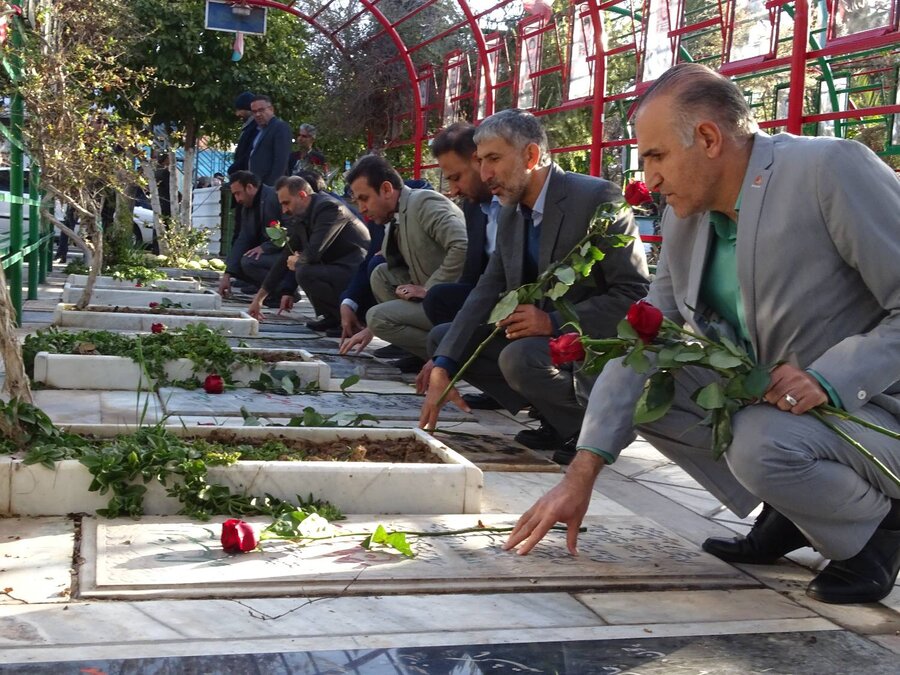 غبارروبی قبور مطهر شهدا