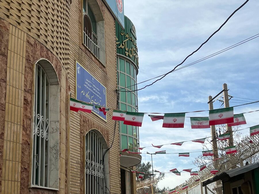 پاکدشت | آذین بندی ستاد و مراکز بهزیستی شهرستان به مناسبت دهه مبارک فجر