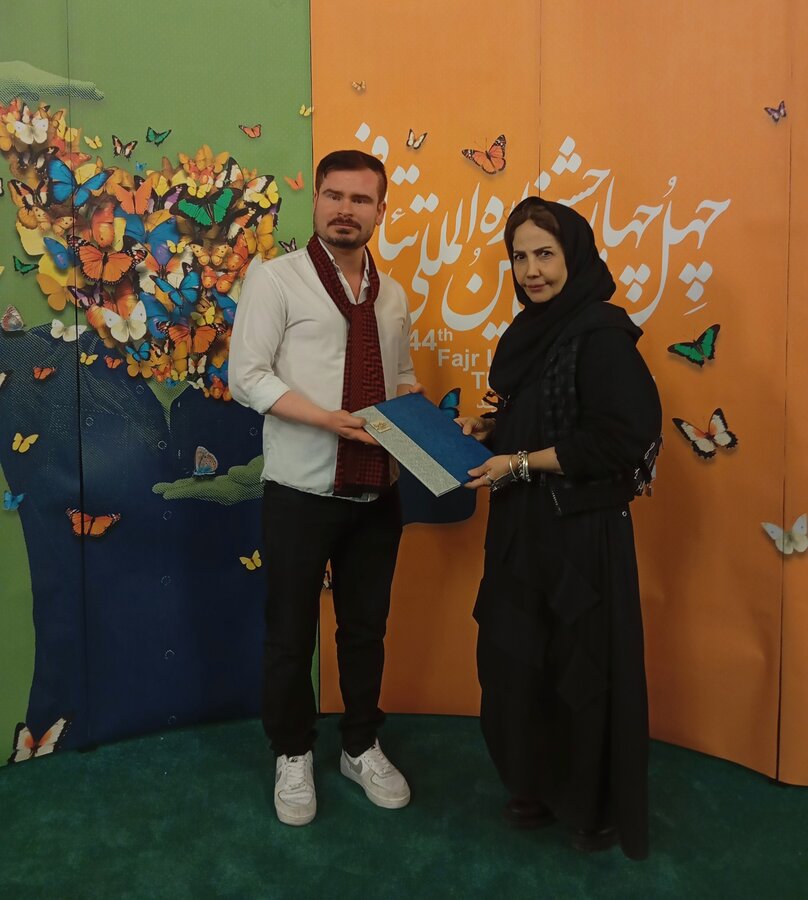 حضور ابراهیم علی‌پور معلول هنر مند. هم استانی در بخش فراگیر چهل و چهارمین جشنواره بین‌المللی تئاتر فجر