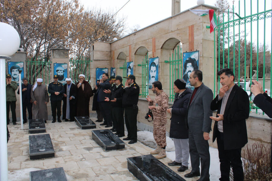 حضور کارکنان بهزیستی دیواندره در آیین غبارروبی گلزار شهدا 