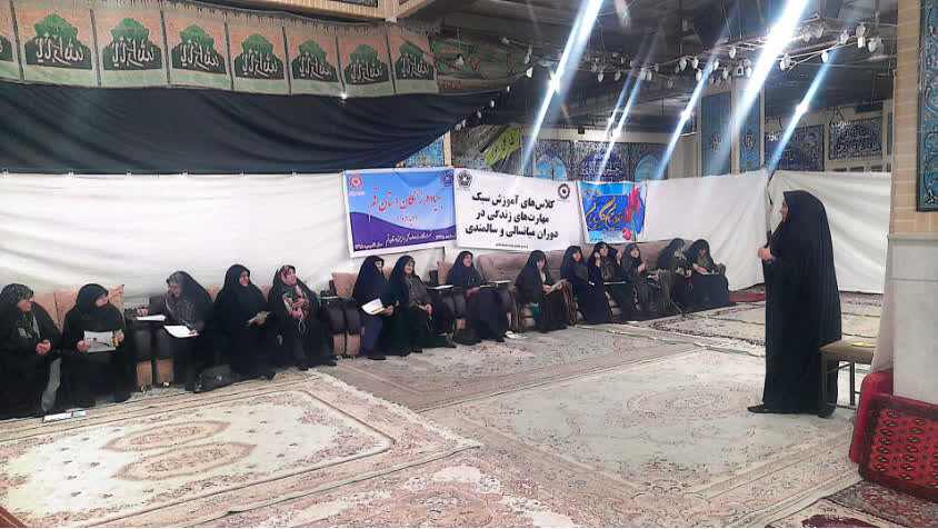 طرح حمایت از زنان سالمند و پاتوق های سالمندی محله محور در استان قم در حال برگزاری است