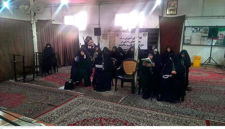 طرح حمایت از زنان سالمند و پاتوق های سالمندی محله محور در استان قم در حال برگزاری است