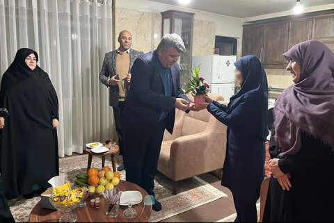 ساوجبلاغ | تجلیل فرماندار از جوان رهسپار شده به زندگی مستقل / به مناسبت هفته جوان