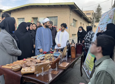 ساوجبلاغ | به مناسبت دهه مبارک فجر /نمایشگاه دستاوردهای عزیزان دارای معلولیت مراکز حرفه آموزی پسرانه و دخترانه در مرکز عرفان برگزار شد