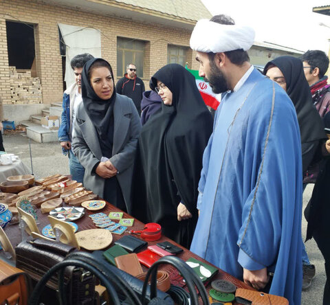 ساوجبلاغ | به مناسبت دهه مبارک فجر /نمایشگاه دستاوردهای عزیزان دارای معلولیت مراکز حرفه آموزی پسرانه و دخترانه در مرکز عرفان برگزار شد